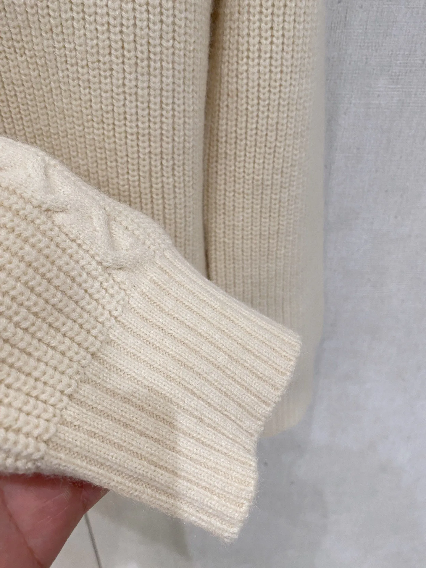 🅿️540 【LV Louis Vuitton】Autumn and winter classic cardigan sweater, in full condition! ! ! Wool blended fabric, the latest model in 2025, golden ratio! ! Slim-fitting soft gold, versatile and practical item, the combination and practicality are extremely powerful, simple and elegant, and classy! To create your own style, it is highly recommended to buy it in two colors. The standard slim fit tailoring process is suitable for both young and old men. It is knitted from wool and will not cause any discomfort! While keeping warm, it is stylish, textured and wearable, and the classic logo with contrasting colors on the chest feels in place! ! Recommended for regular customers! ! Size M-3XL (maximum wear: 190 pounds)